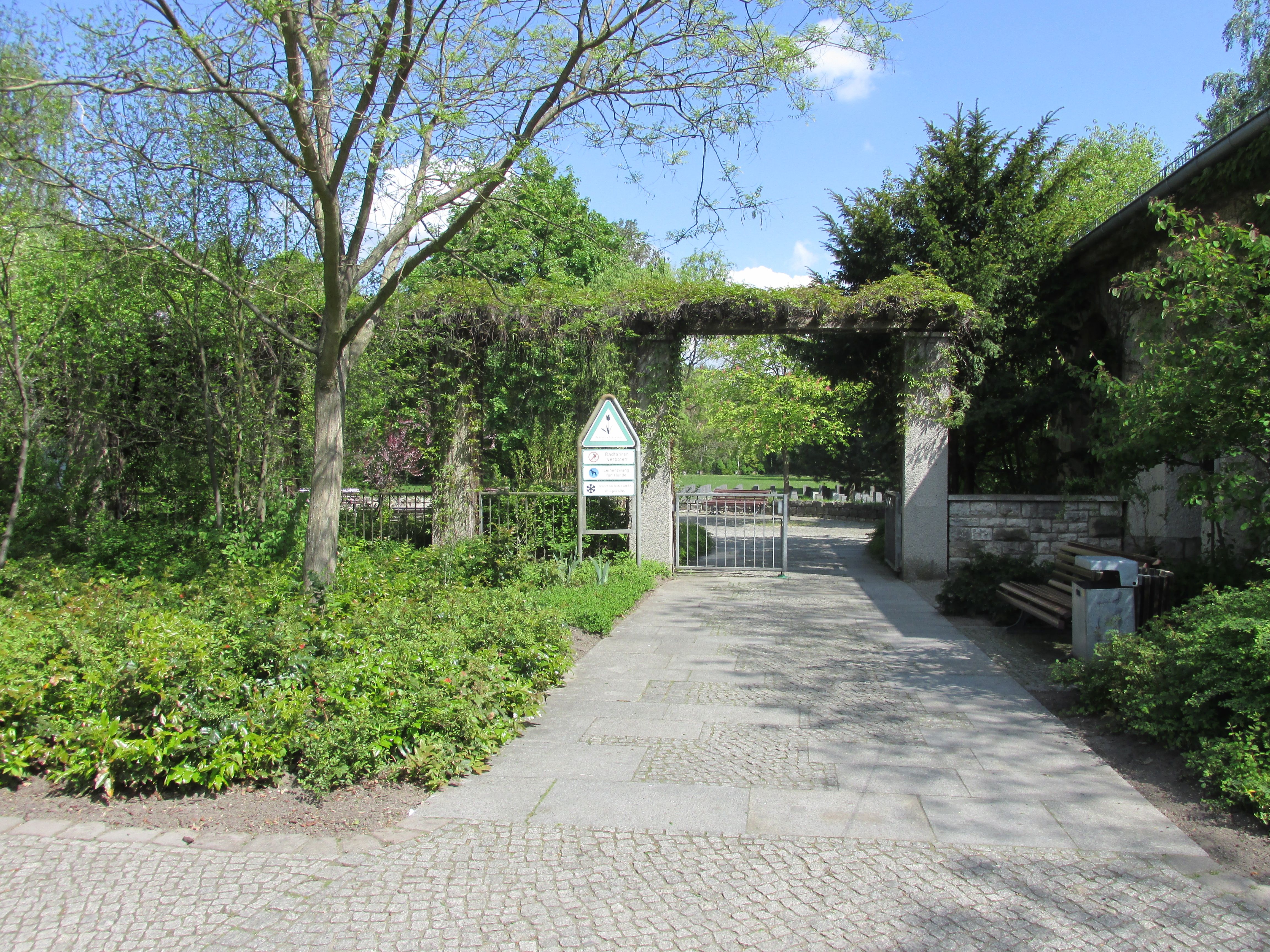 Begrünter Zugang zum neuen Teil des Friedhofs Baumschulenweg